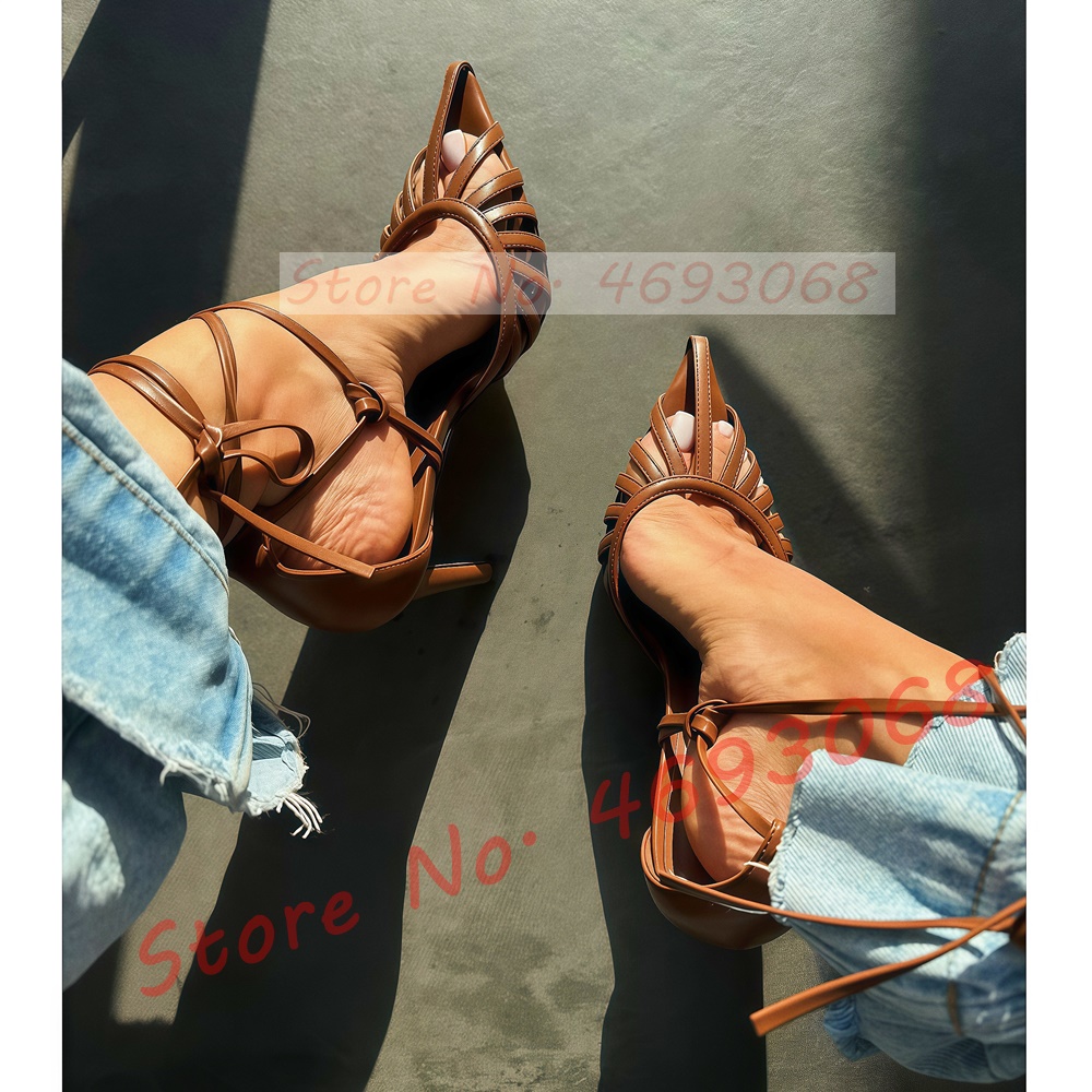 Crossfit Lady - Bruine spitse teen sandalen met cut-outs,